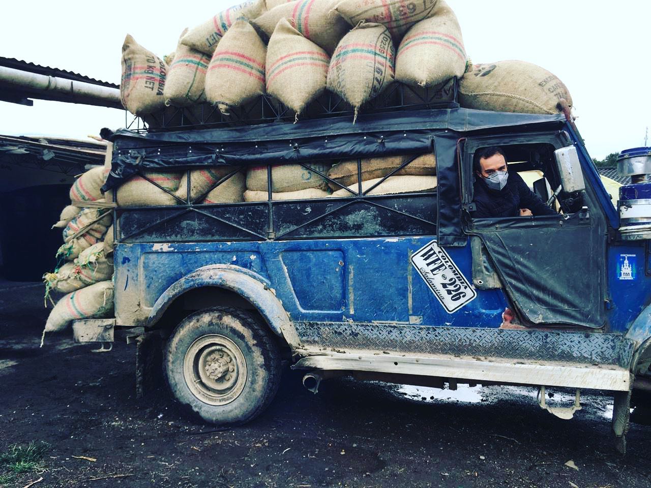 Café de especialidad Irrúa Café de origen Colombia en taza, mostrando su color y aroma, de la Finca Ciprés.