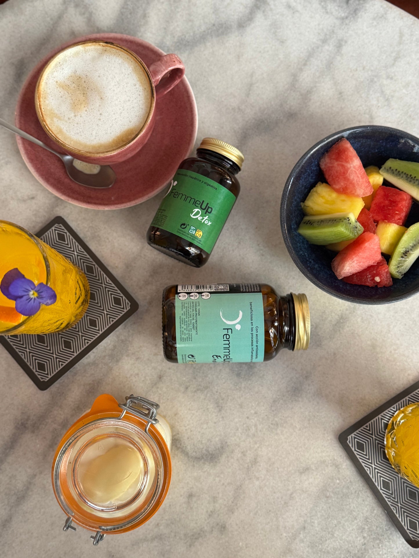 Cápsulas FemmeUp Endo, suplemento detox antiinflamatorio para mujeres, con ingredientes naturales visibles en la botella.