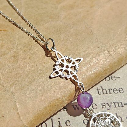 Colgante de plata con nudo de bruja, símbolo tetragramatón y bola de amatista, estilo místico y elegante.