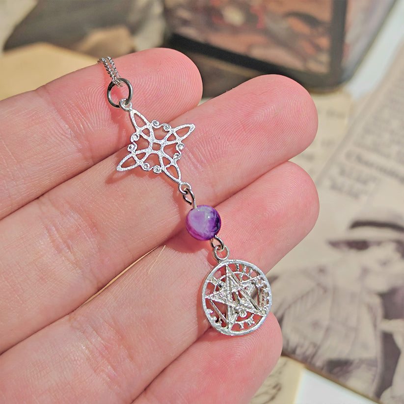 Colgante de plata con nudo de bruja, símbolo Tetragramaton y bola de amatista, estilo místico y elegante.
