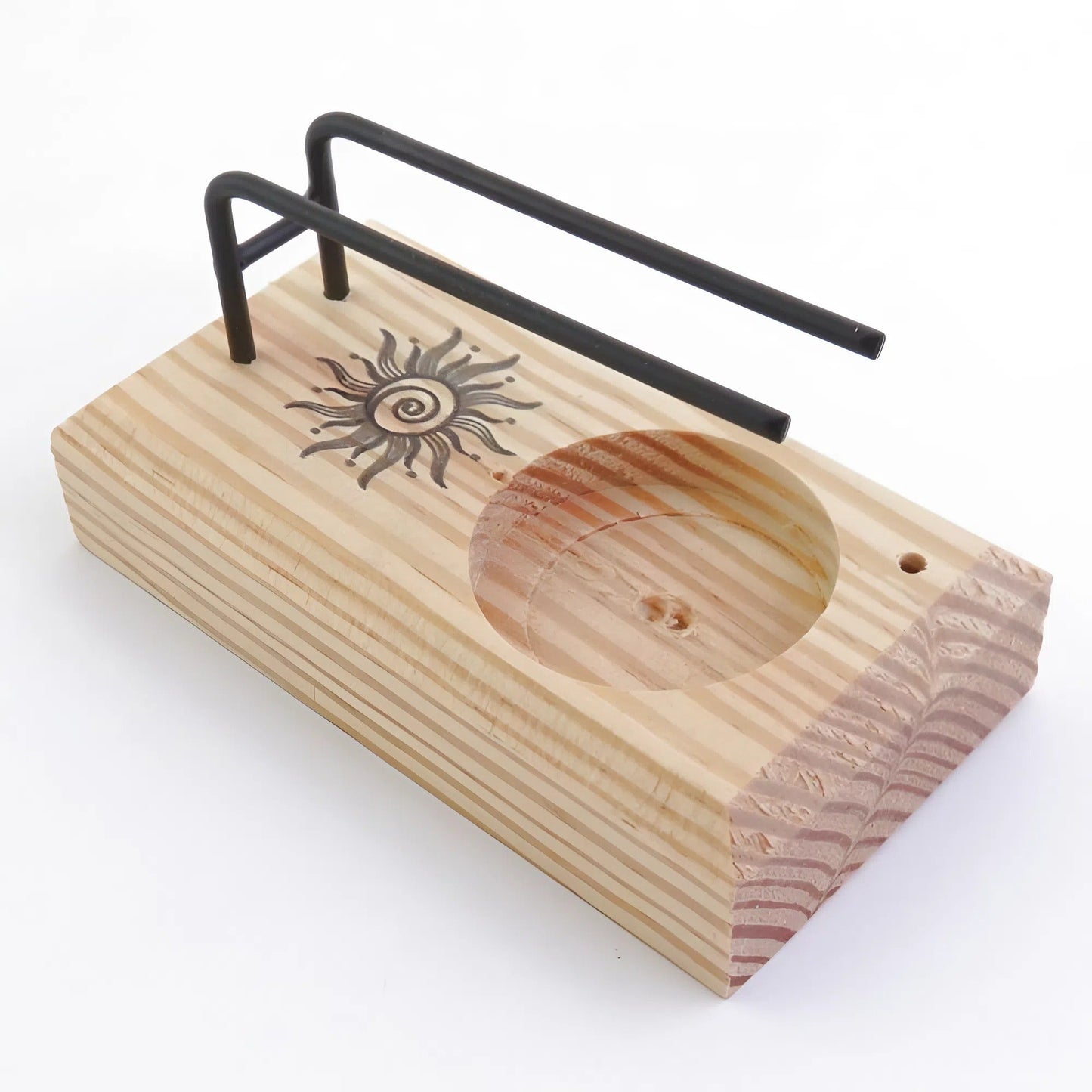 Incensario soporte para quemador de palo santo y sahumerio, de estilo natural y artesanal, ideal para rituales espirituales.