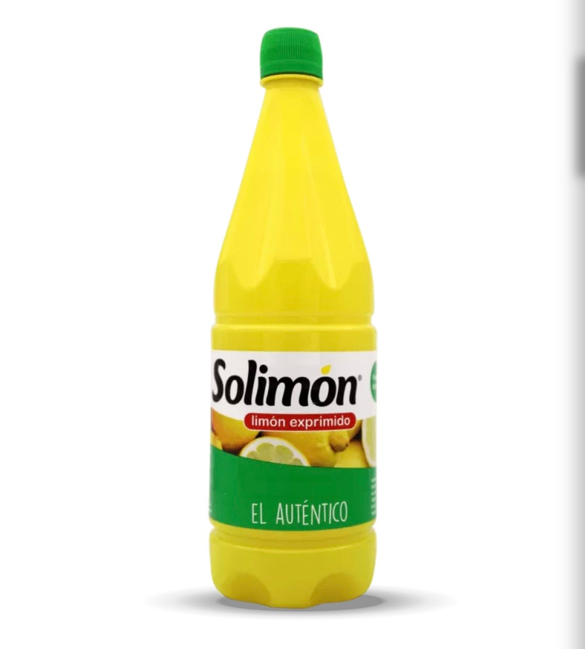 Zumo de limón exprimido 100% natural de la marca Solimon, en un vaso transparente con gotas de limón en el fondo.