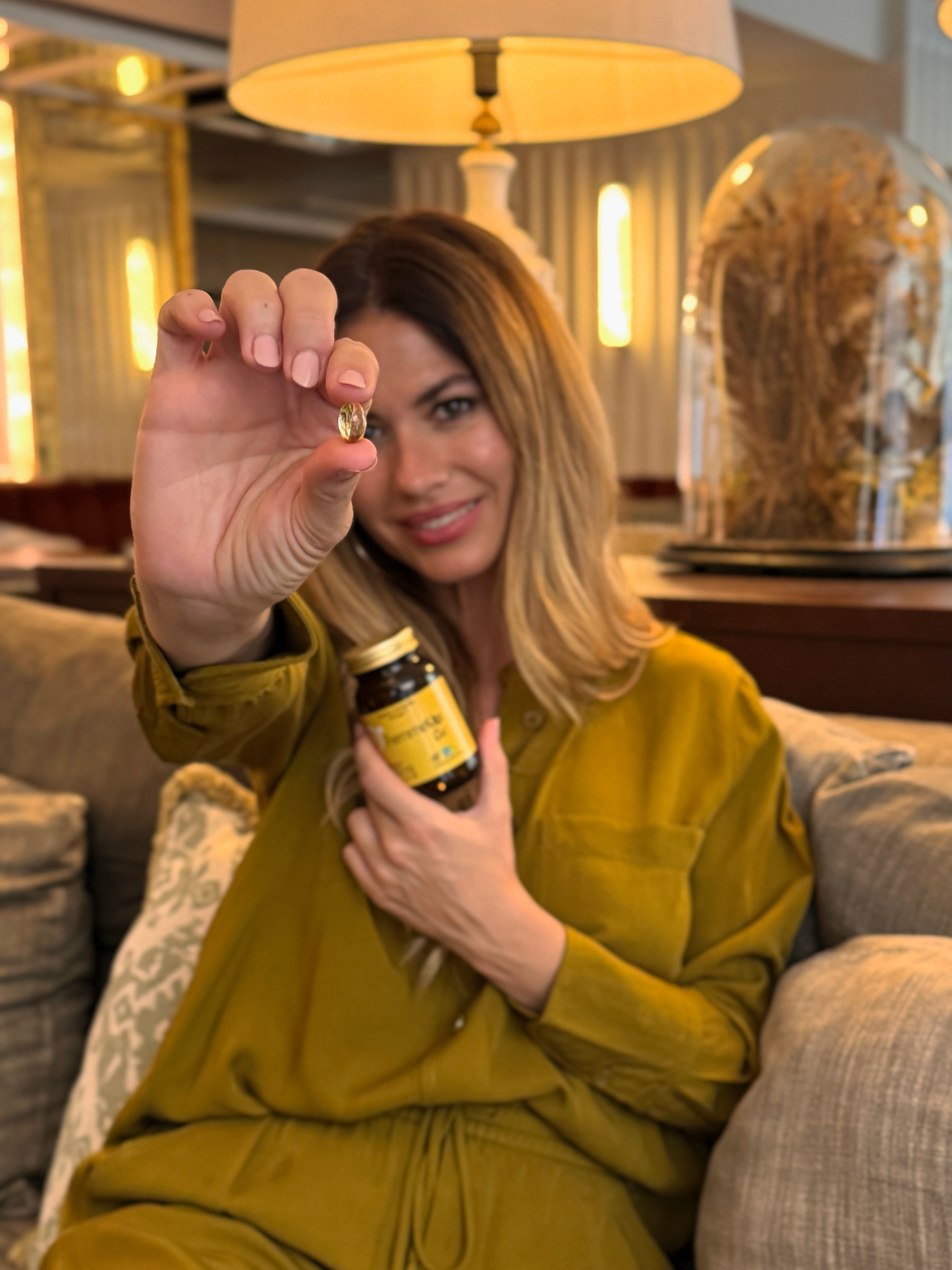 Cápsulas FemmeUp Oil de Femmeup, suplemento para hidratación y bienestar femenino, con envase y cápsulas visibles en la imagen.