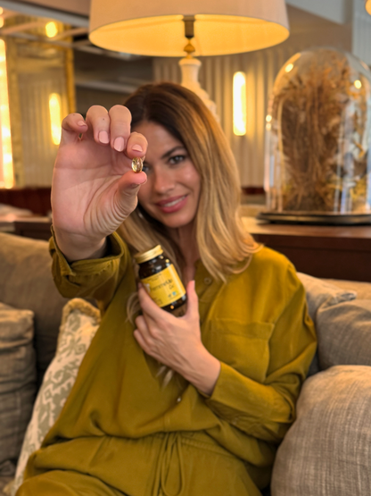 Cápsulas FemmeUp Oil de Femmeup, suplemento para hidratación y bienestar femenino, con envase y cápsulas visibles en la imagen.