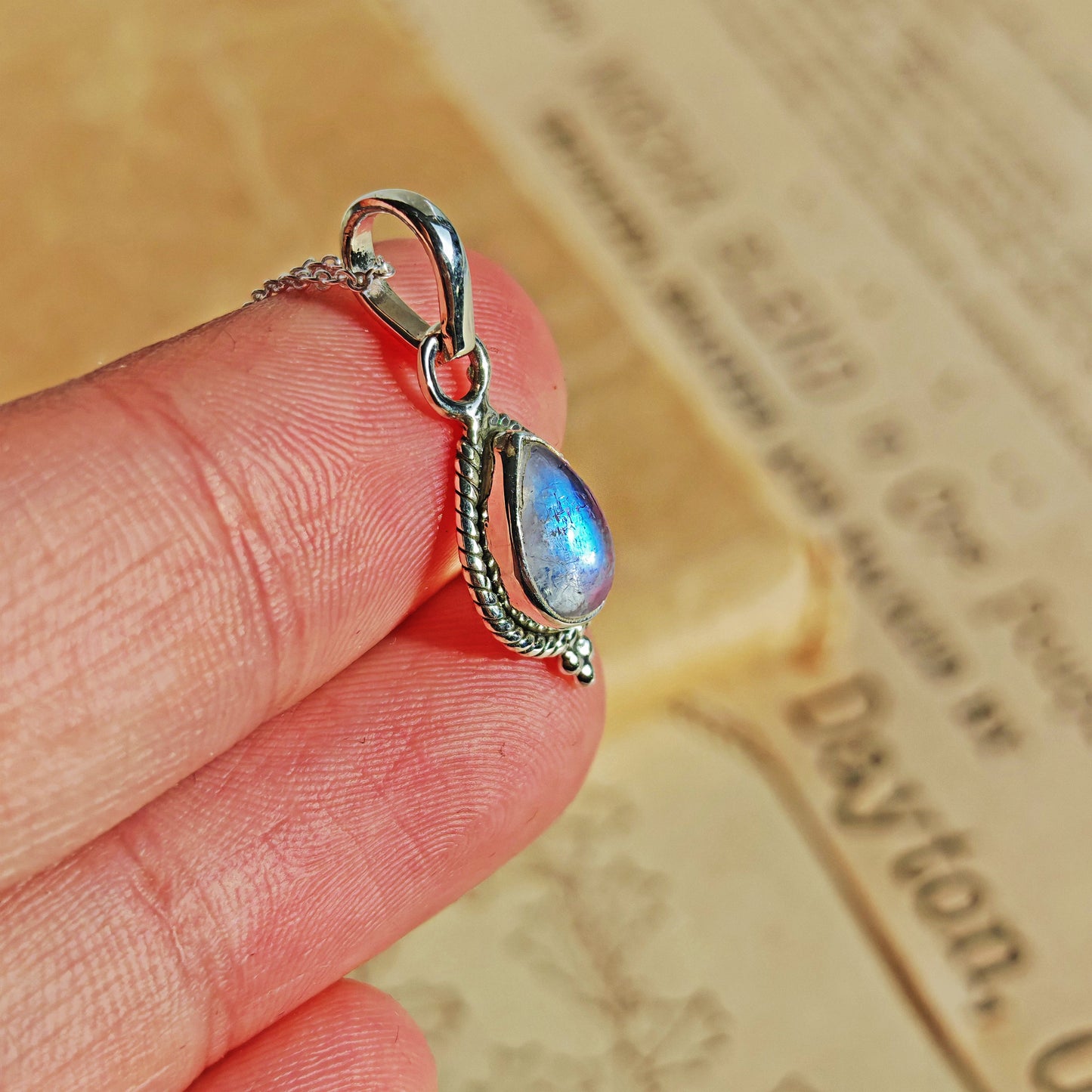 Colgante Dewi de piedra de luna y plata de ley 925, muestra la gota de piedra lunar en un delicado colgante de plata.