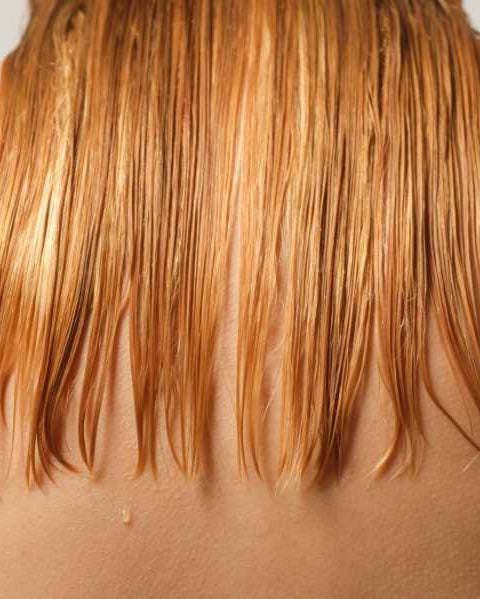 Gel de peinado ecológico BANBU para cabello rizado, con textura y definición, en envase de gel modelo.