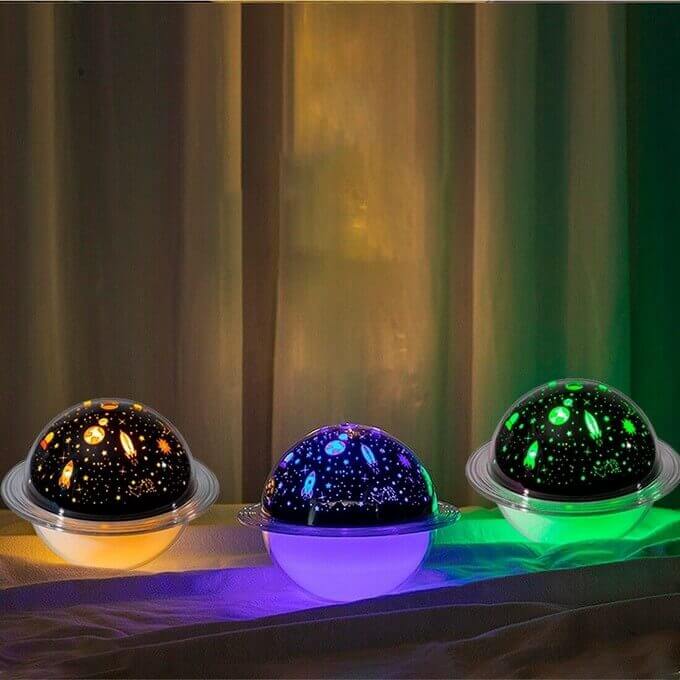 Humidificador proyector Luna de innovagizmo.com, dispositivo compacto con luz de proyector y salida de vapor para ambientes.