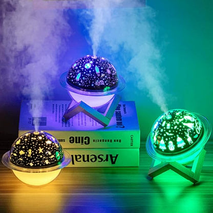 Humidificador proyector Saturno de Dropea, con luz suave y diseño moderno, en color blanco, para mejorar el ambiente en el hogar.