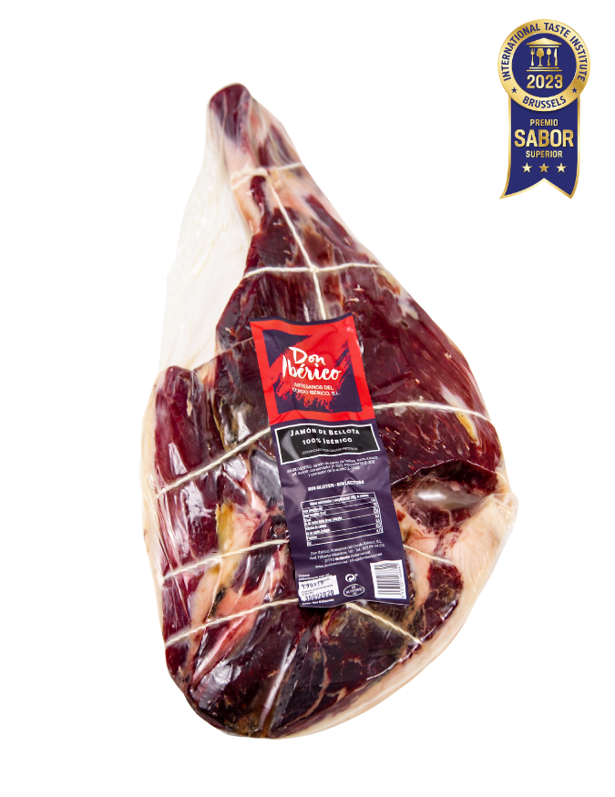 Jamón de Bellota 100% Ibérico de la marca MONJAMON Y MAS, en lonchas finas sobre un plato blanco.