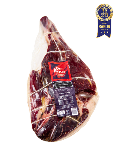Jamón de Bellota 100% Ibérico de la marca MONJAMON Y MAS, en lonchas finas sobre un plato blanco.