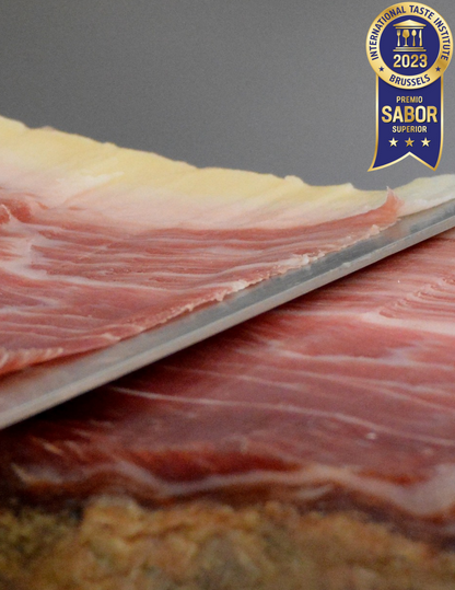 Jamón de Bellota 100% Ibérico de MONJAMON Y MAS, lonchas finas de jamón ibérico de alta calidad en la imagen.