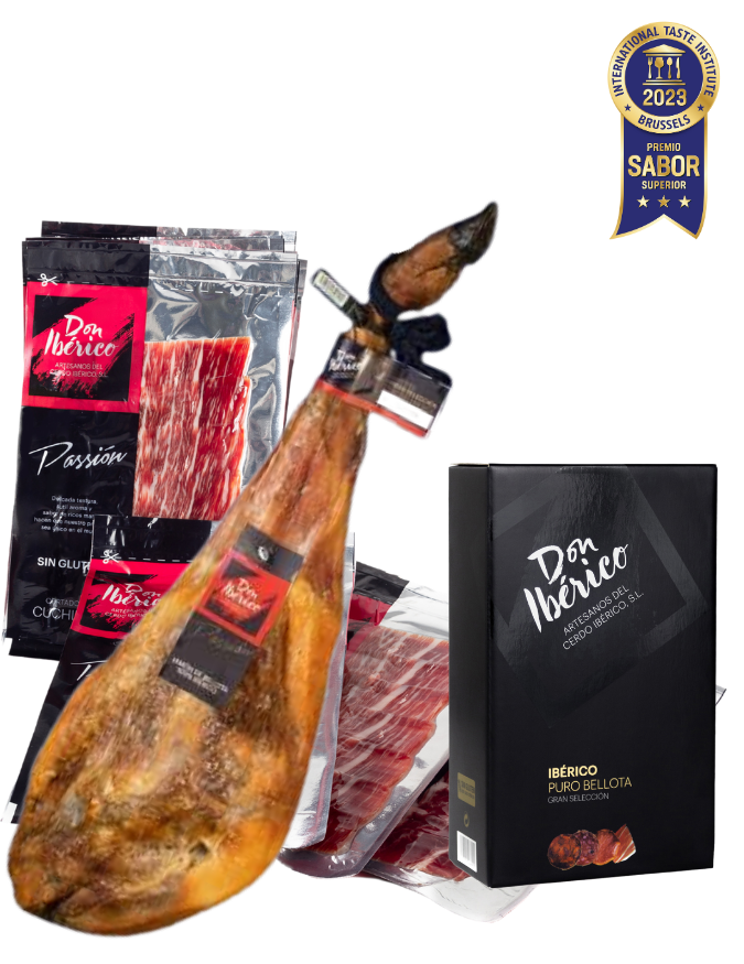 Jamón de Bellota 100% Ibérico de MONJAMON Y MAS, lonchas finas y curadas en un plato blanco.