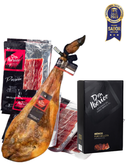 Jamón de Bellota 100% Ibérico de MONJAMON Y MAS, lonchas finas y curadas en un plato blanco.