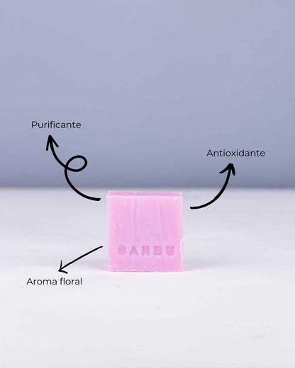 Jabón de ducha sólido ecológico BANBU EMPATHY con aroma floral y beneficios naturales para la piel.