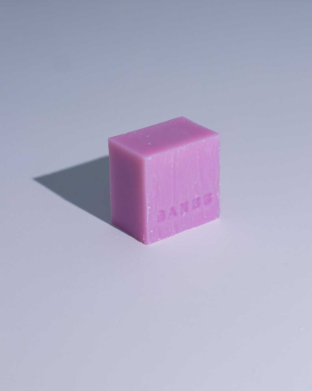 Jabón de ducha sólido ecológico BANBU EMPATHY con aroma floral, presentado como una pastilla para limpiar y cuidar la piel.
