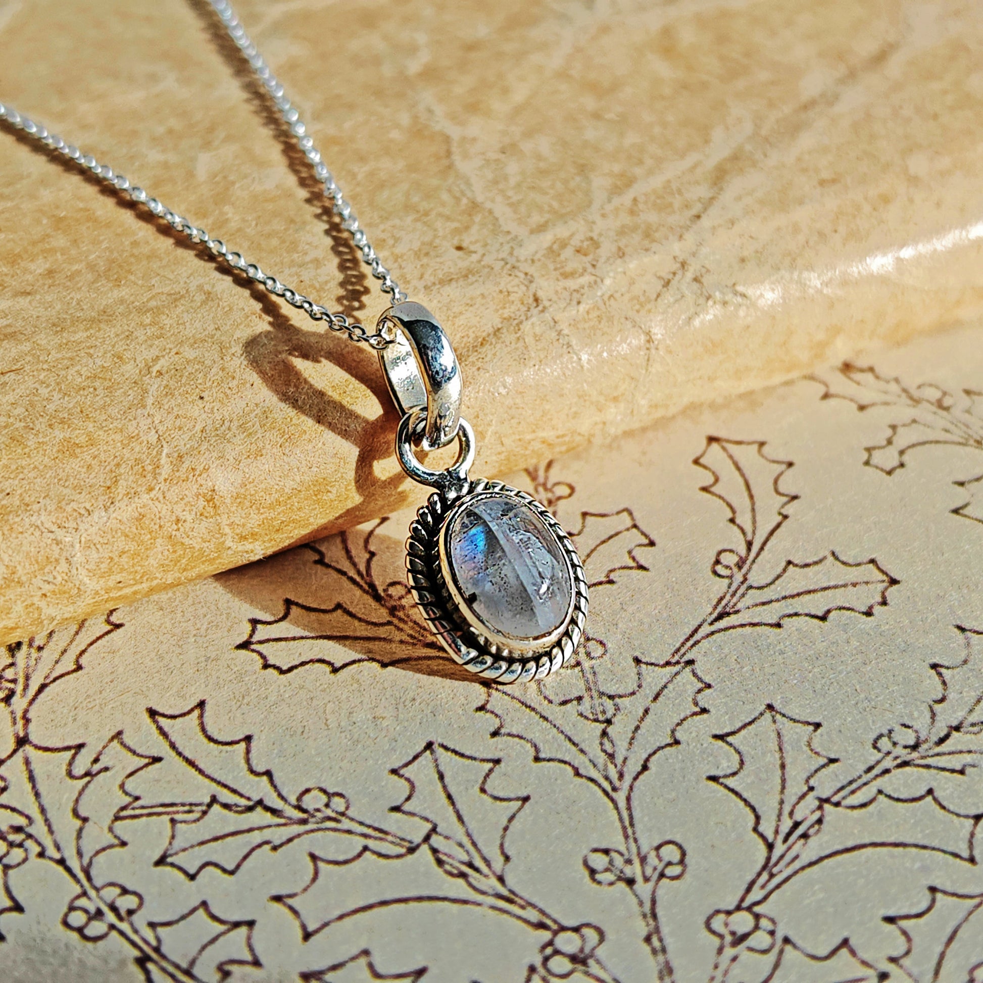 Colgante Óvalo de Piedra de Luna y Plata de Ley 925 - Sensaido