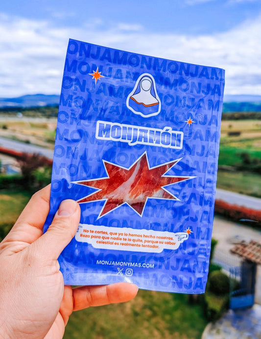 Jamón Monjamón Pasión de más de 50 meses cortado a cuchillo, con delicadas vetas y textura tierna en la imagen.