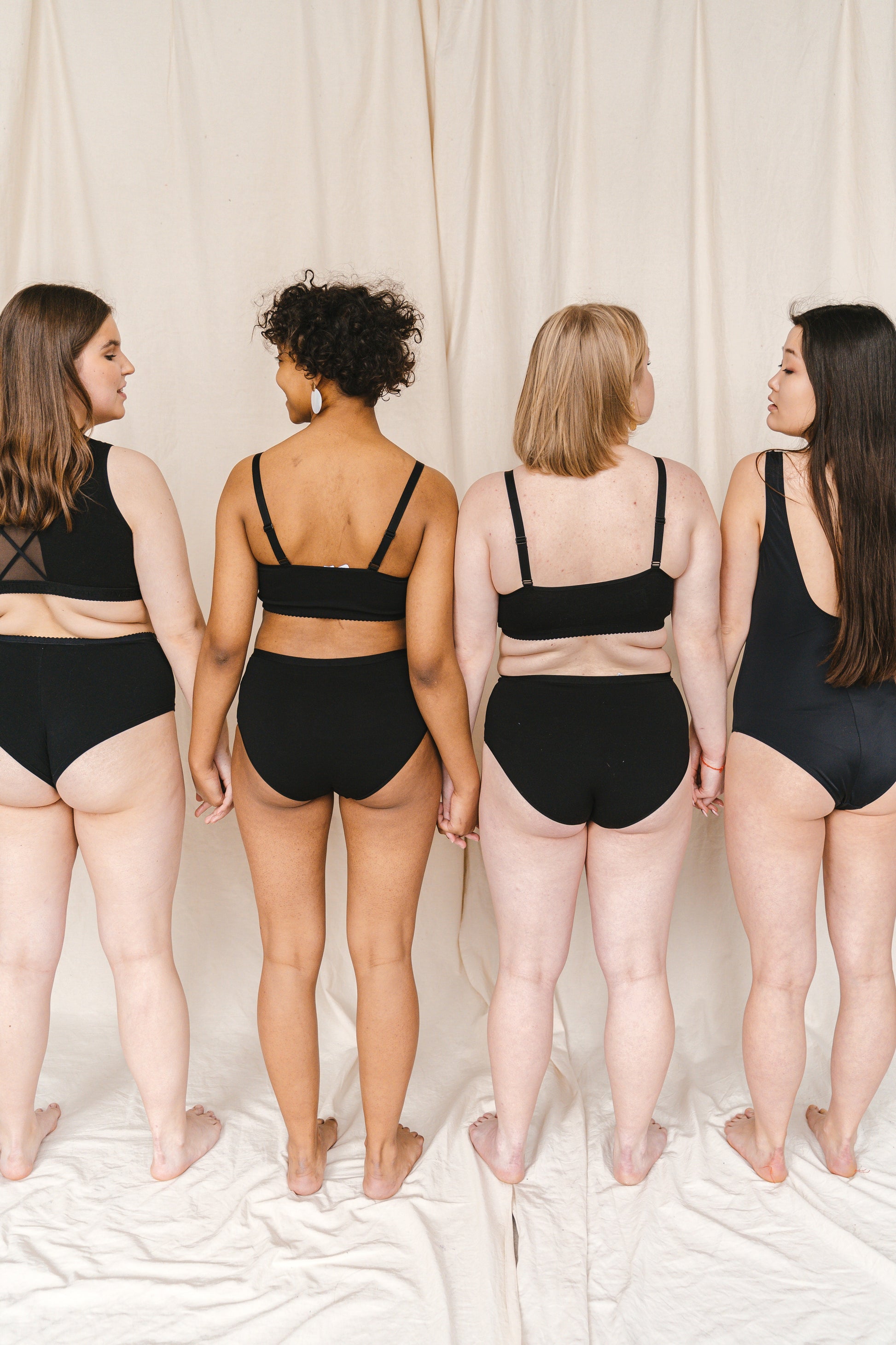 Cápsulas FemmeUp Detox de Femmeup, mujeres con ropa interior en una imagen que muestra bienestar y salud femenina.