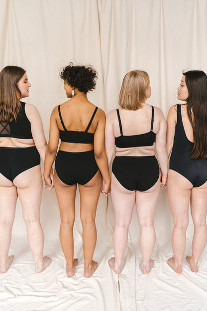 Cápsulas FemmeUp Detox de Femmeup, mujeres con ropa interior en una imagen que muestra bienestar y salud femenina.