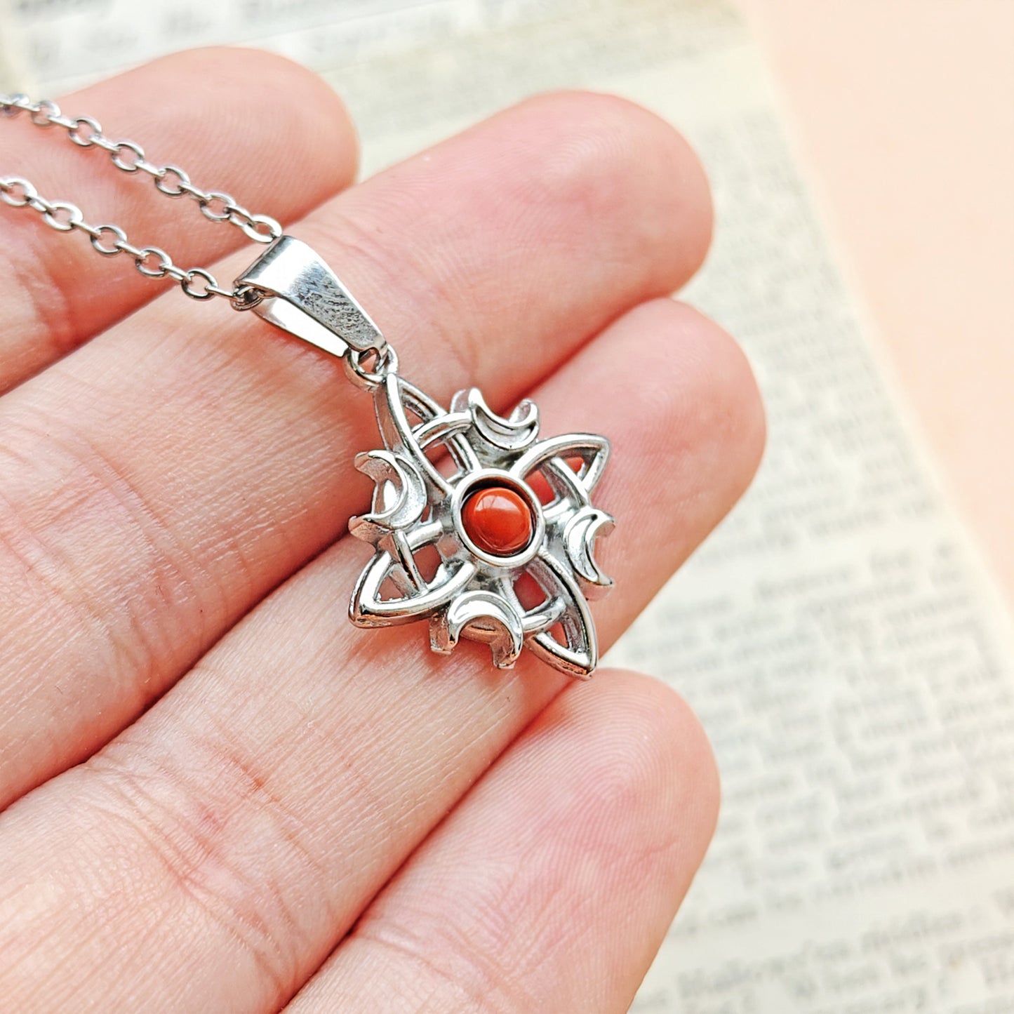 Collar Nudo de Bruja 'Wicca' Acero Inox. con Jaspe Rojo