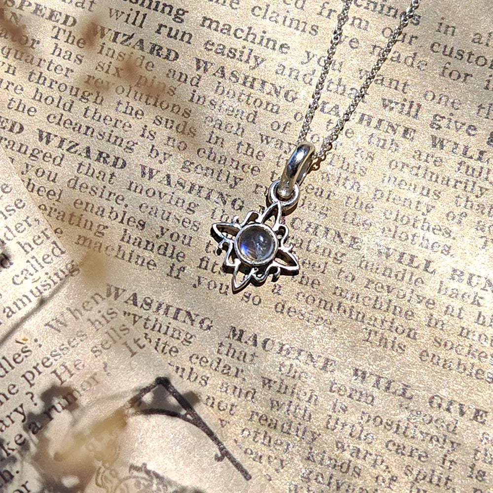 Colgante Nudo de Bruja 'Mini' Piedra de Luna en Plata de Ley 925