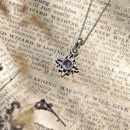 Colgante Nudo de Bruja 'Mini' Piedra de Luna en Plata de Ley 925