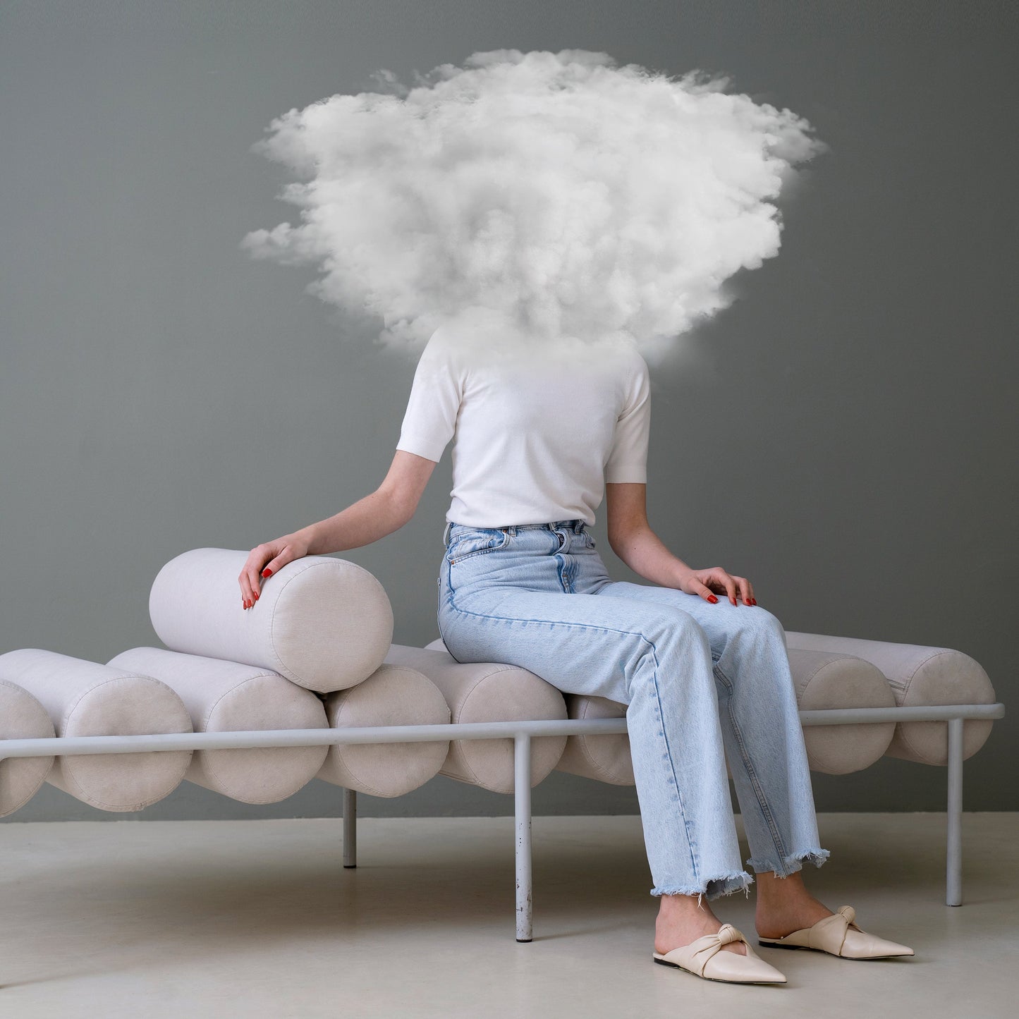 Cápsulas FemmeUp Clarity de Femmeup junto a una niebla mental, promoviendo claridad y concentración natural.