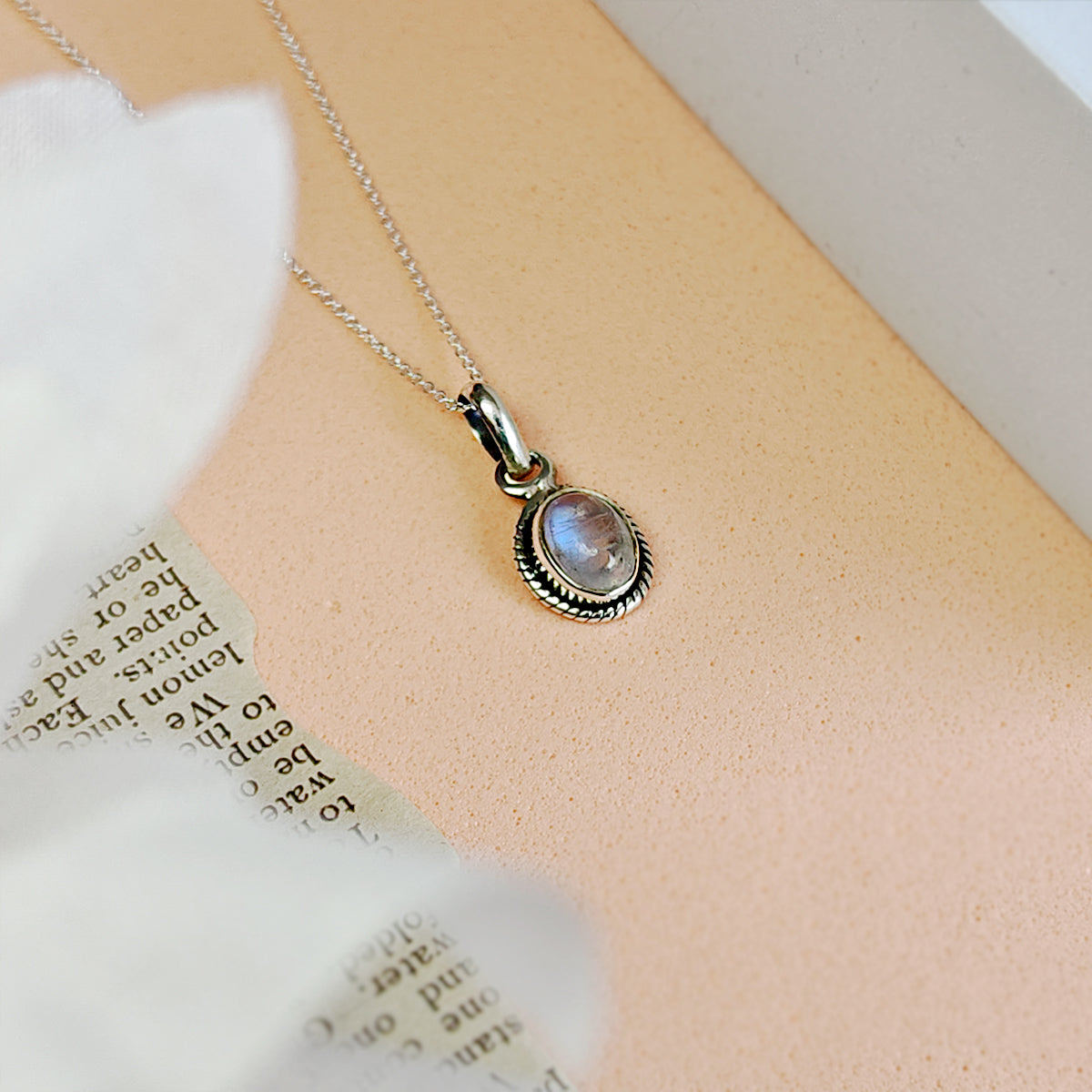Colgante Óvalo de Piedra de Luna y Plata de Ley 925 - Sensaido