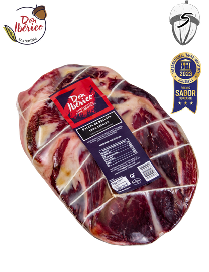 Jamón de bellota 100% ibérico montanera de la marca MONJAMON Y MAS, en lonchas finas en una tabla.