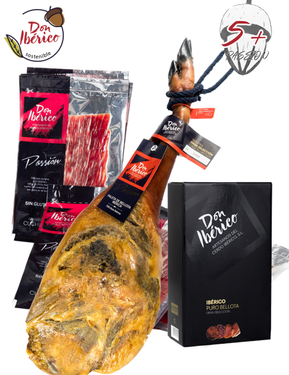Jamon de bellota ibérica 75% raza ibérica de la marca Monjamon y Mas, lonchas finas en plato de cerámica.