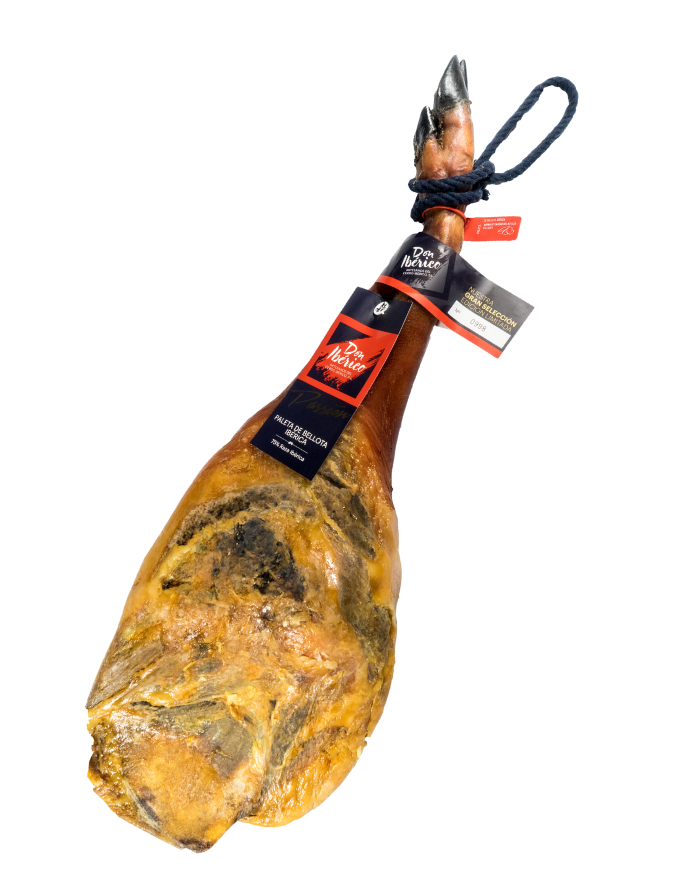 Jamón ibérico de bellota 75% raza ibérica de la marca Monjamon y Más, en lonchas finas sobre fondo blanco