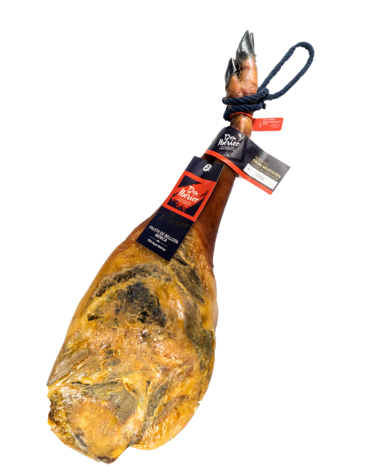 Jamón ibérico de bellota 75% raza ibérica de la marca Monjamon y Más, en lonchas finas sobre fondo blanco