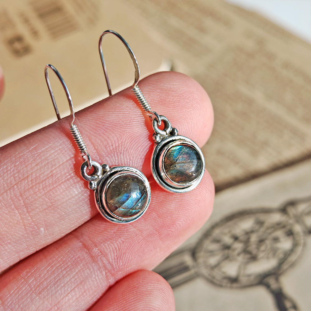 Pendientes 'Saule' de Labradorita y Plata de Ley 925, pendientes elegantes con piedra labradorita brillante y acabado en plata pura.