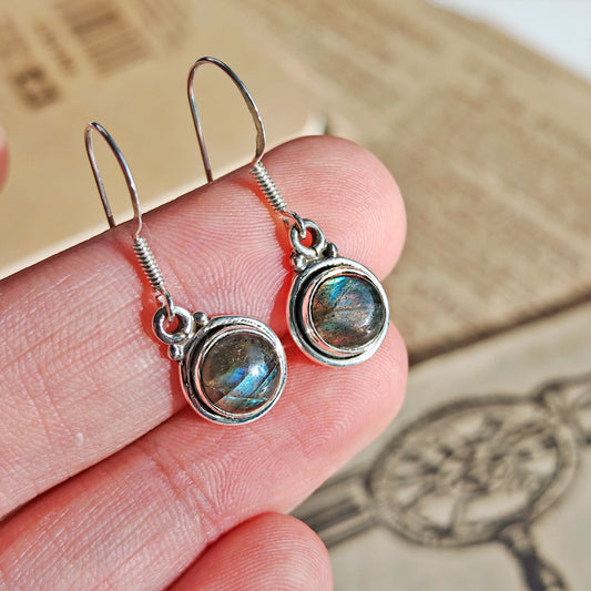 Pendientes 'Saule' de Labradorita y Plata de Ley 925, pendientes elegantes con piedra labradorita brillante y acabado en plata pura.