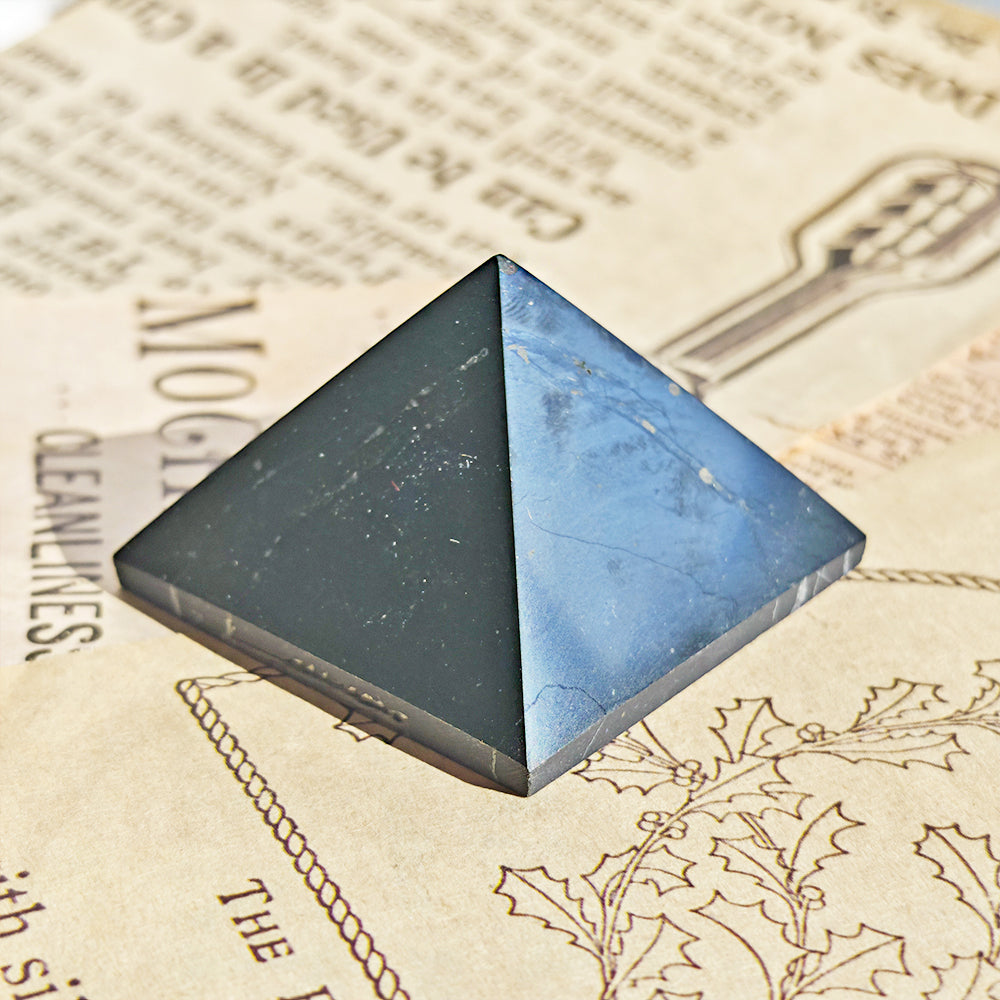 Pirámide de Shungit Pulida - Edición Imperfecta - Sensaido