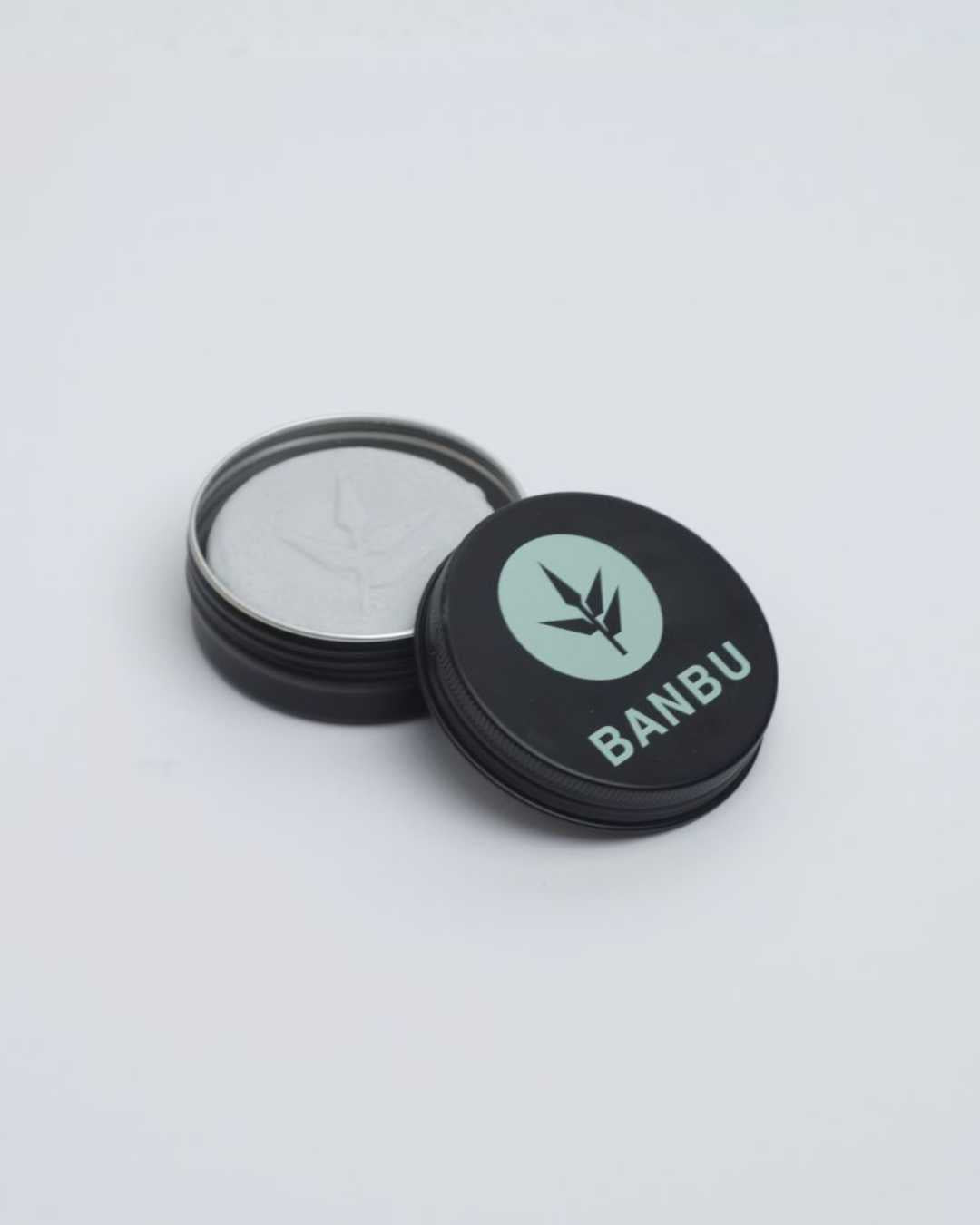 Relleno de desodorante en crema Silver Touch de BANBU, envase compacto y fácil de usar para protección diaria.