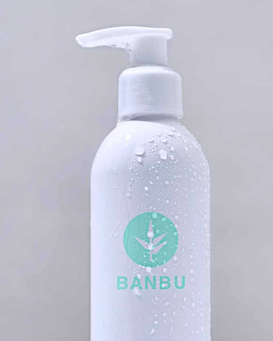 Botella para gel en polvo BANBU para ducha o peinado, envase plástico con tapa, diseño compacto y práctico para uso diario.