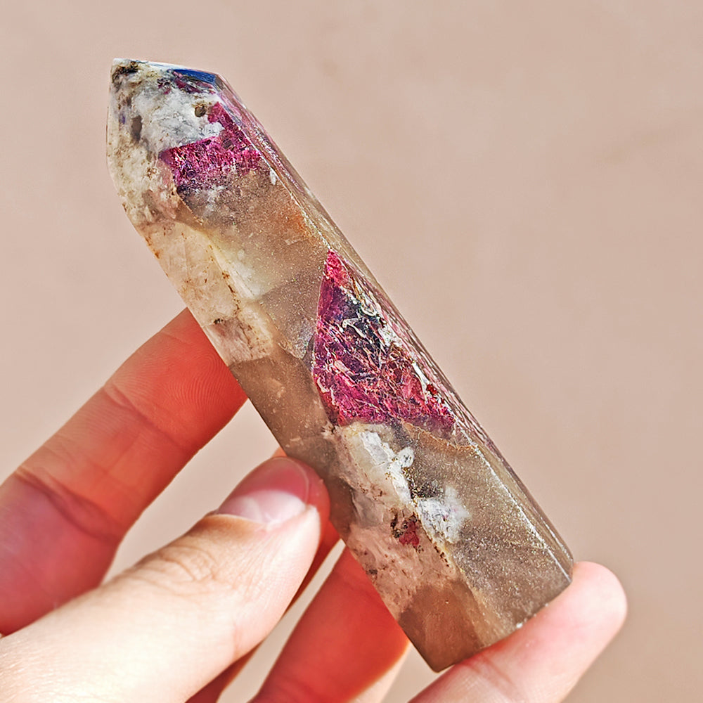 Punta de turmalina rosa de Mystical Tienda, muestra la cristalización y color rosado en forma de punta para colección o decoración.