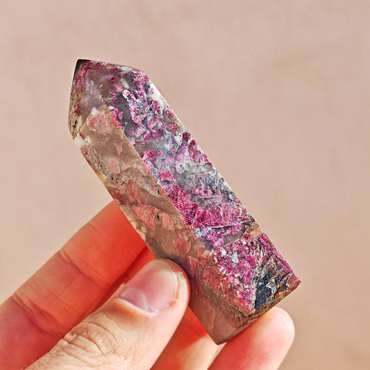 Punta de turmalina rosa de Mystical Tienda, cristal en forma de punta con colores rosados y transparentes, ideal para energizar espacios.