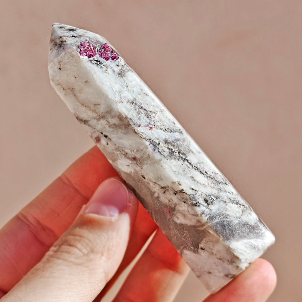 Punta de turmalina rosa de Mystical Tienda, cristal en forma de punta con tonos rosados y transparencia, en fondo neutro.