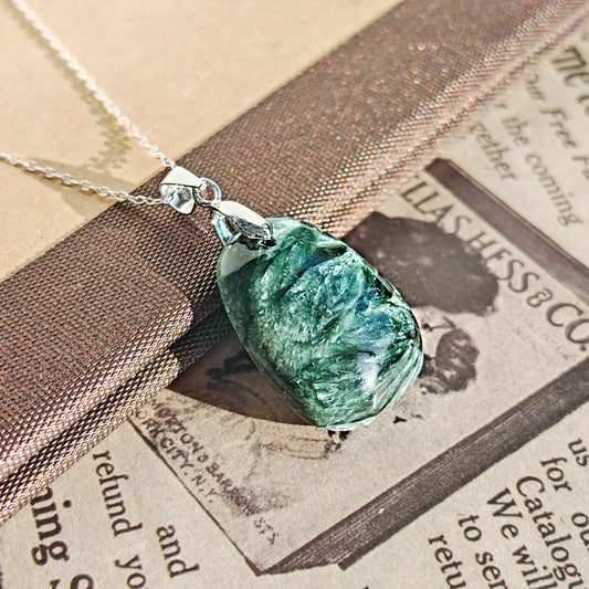 Colgante de serafinita en plata de ley 925 de Mystical Tienda, muestra la piedra y el diseño del colgante en plata.