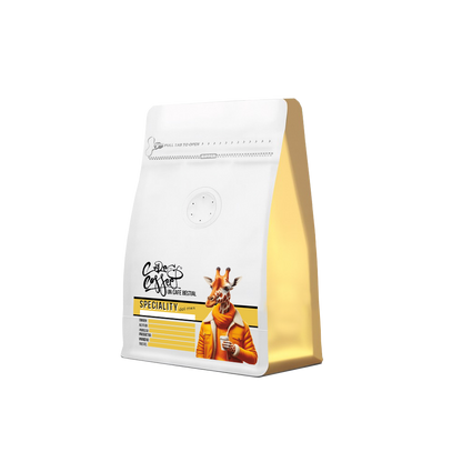 Café de especialidad Kenia Masai AA de Ceres Coffee, granos de café de alta calidad con certificación SCA 85.5 en una taza.