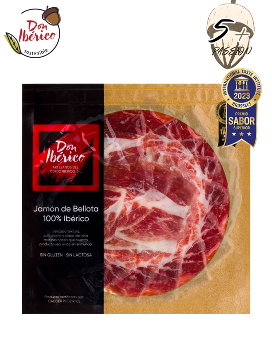 Jamón de Bellota 100% Ibérico de MONJAMON Y MAS, en lonchas finas sobre tabla, listo para servir.