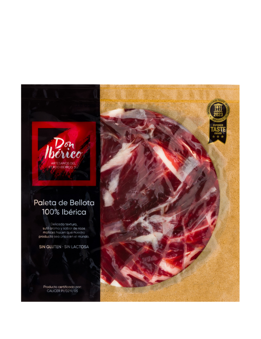 Jamón de paleta Bellota 100% Ibérico de MONJAMON Y MAS, corte suelto con hueso y grasa visible.