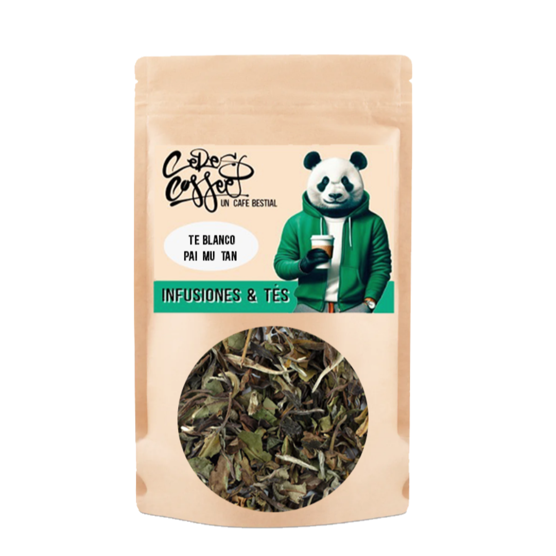 Té blanco Pai Mu Tan superior ecológico de Ceres Coffee en una taza blanca, mostrando hojas delicadas y aromáticas.