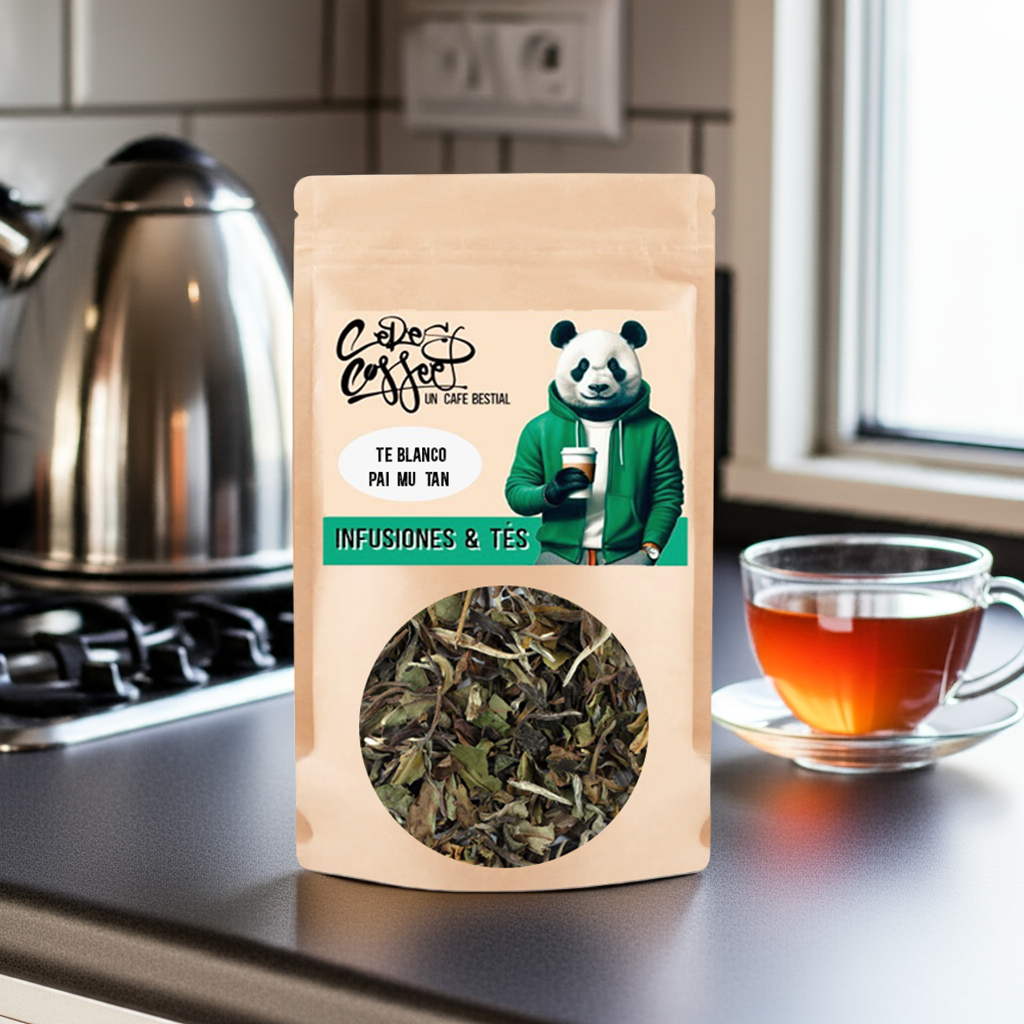 Té blanco Pai Mu Tan superior de Ceres Coffee en taza, con hojas secas y delicado aroma en fondo neutro.