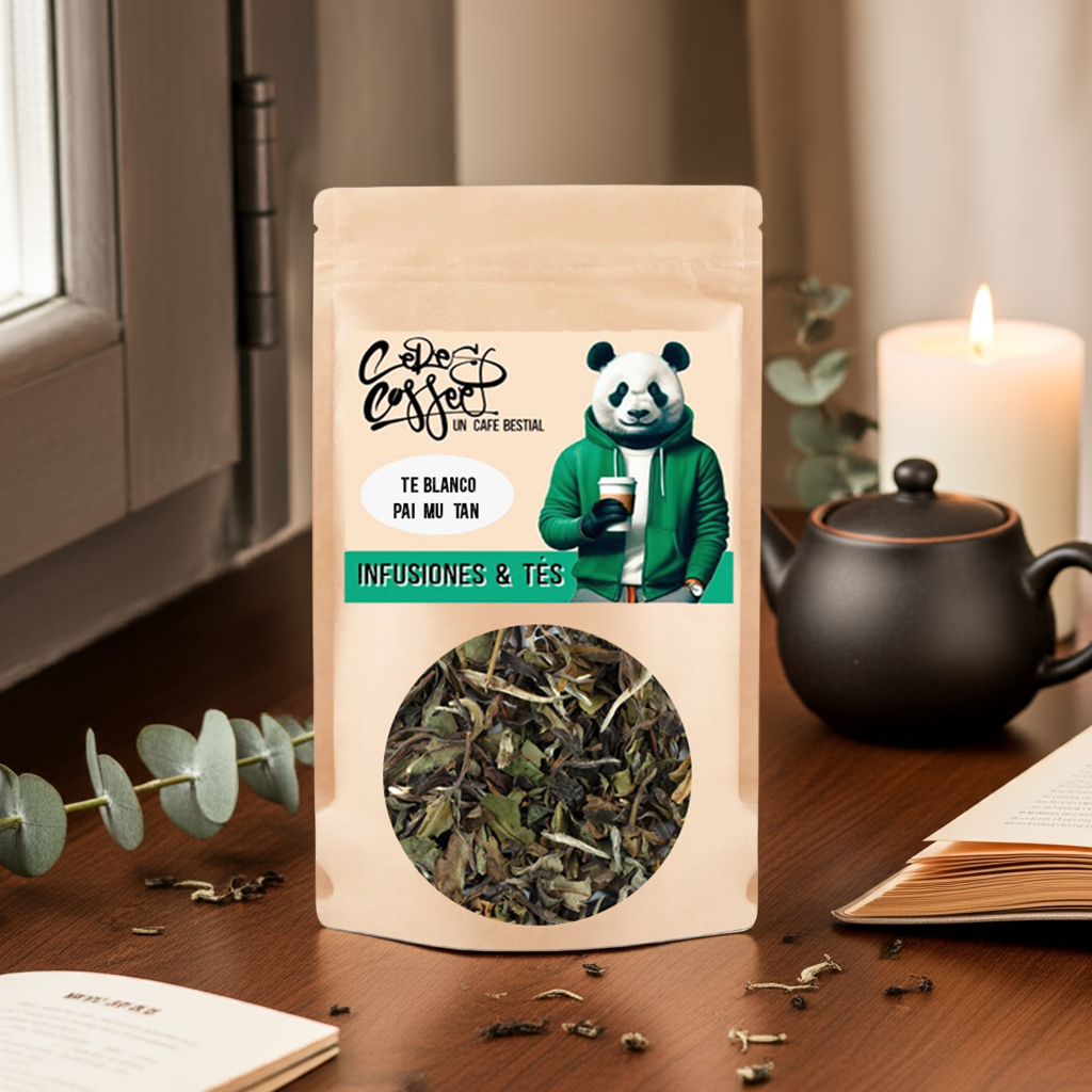 Té blanco Pai Mu Tan superior de Ceres Coffee en taza, mostrando hojas secas y aroma delicado del té ecológico.