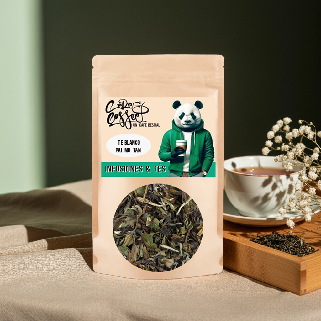 Té blanco Pai Mu Tan Superior ecológico en taza transparente, con hojas secas y delicado aroma, de la marca Ceres Coffee.