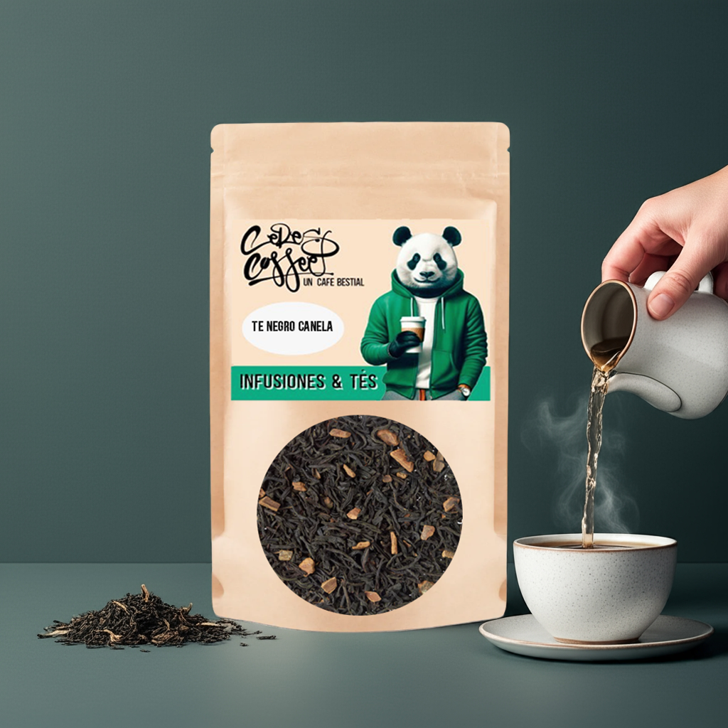 Té negro con canela de Ceres Coffee en taza, mostrando ramas de canela y hojas de té en un fondo cálido y acogedor.