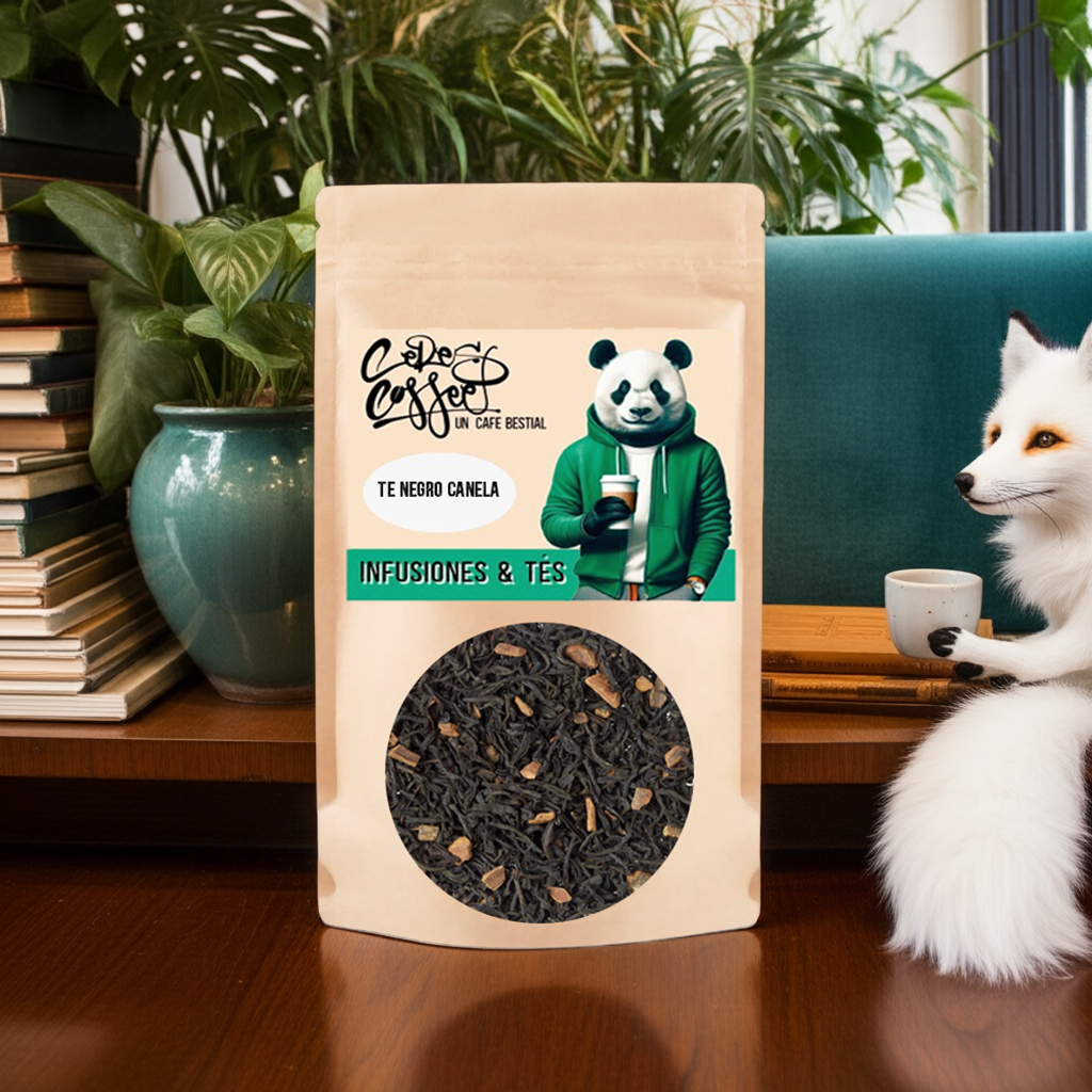 Té negro con canela en taza, aroma cálido y especiado, de la marca Ceres Coffee, ideal para disfrutar en cualquier momento.